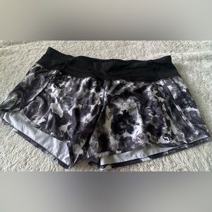 Lululemon Speed Up Shorts 2.5” Black and White Floral Rose